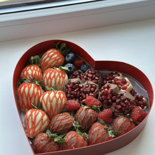 Красная коробочка сердце из клубники и гранат в шоколаде