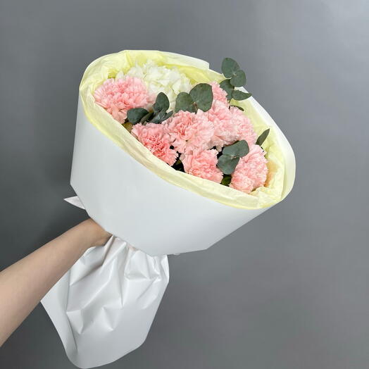 Сборный букет с диантусами и гортензией