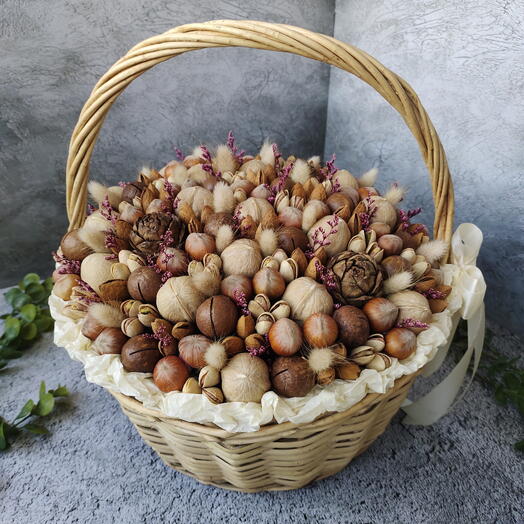 Корзина из орехов с кедровыми шишками
