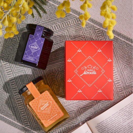 Набор с чаем в пирамидках, вареньем из черной смородины и цветочным медом в подарочном пакете