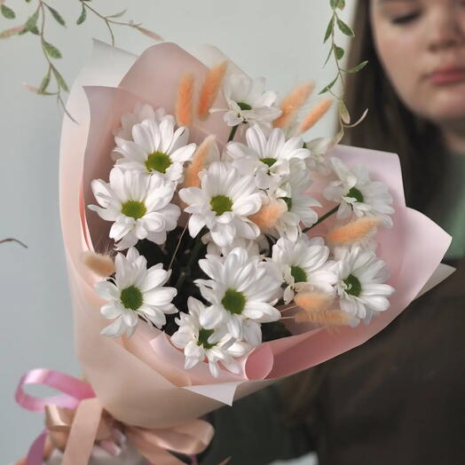 Нежный букет из трех кустовых ромашковых хризантем и лагуруса