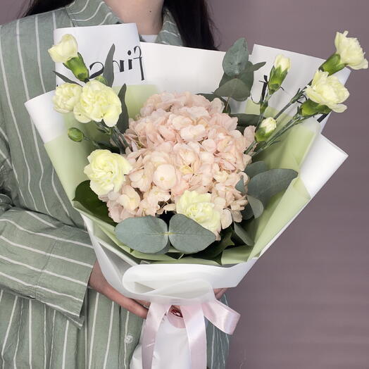 "Аделин"💚 мини букет с гортензией, кустовая гвоздика и эвкалипт