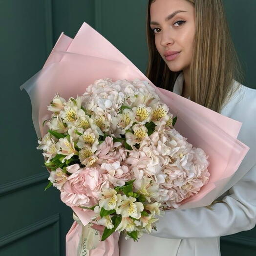 Букет с гортензией и альстромерией 768