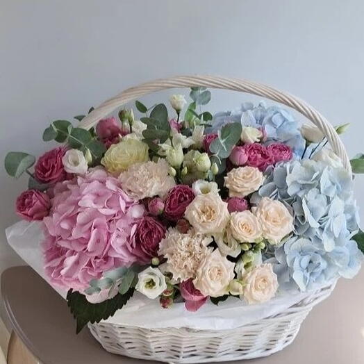 Корзина с цветами кустовая пионовидная роза гвоздика, роза Эквадор