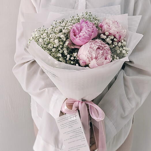 Нежный букет из трех розовых пионов и воздушной белой гипсофилы