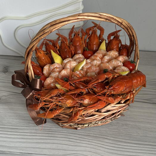 Раки и креветки в корзине