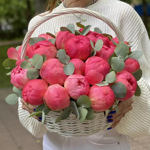 корзина из малиновых пионов и эвкалипта
