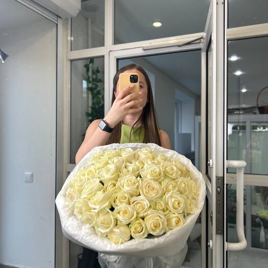 41роза Аваланш 60см в оформлении