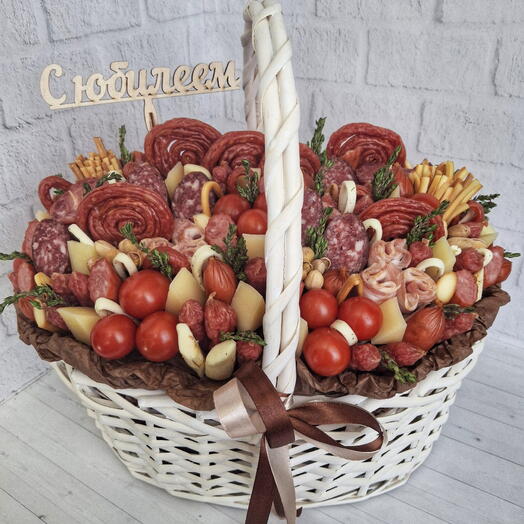 Мясной букет в корзине