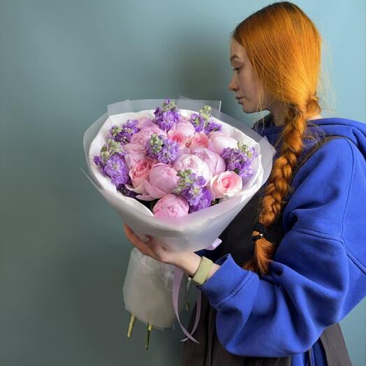 Нежный букет из пионов и матиолы