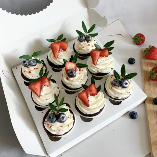 Капкейки 9 штук с клубникой и голубикой
