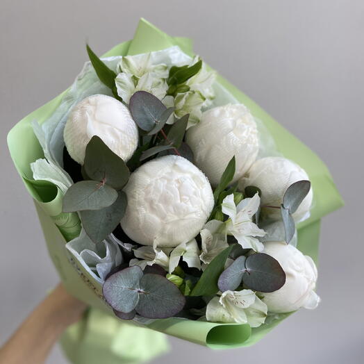 Летний букет с белыми пионами