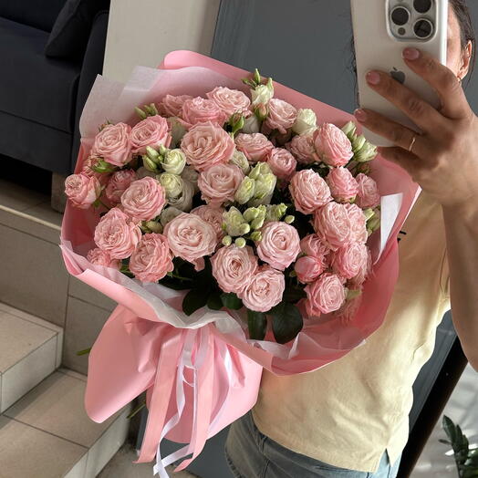 Букет из кустовых пионовидных роз и эустомы💕😍