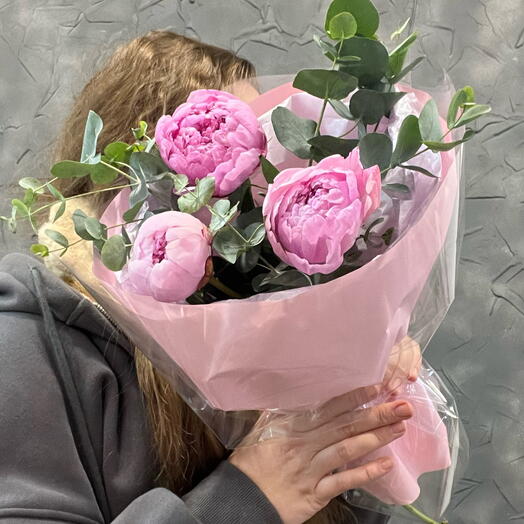 Букет- комплимент с пионами и эвкалиптом