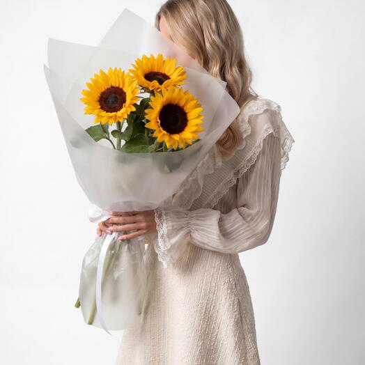 Монобукет из трех подсолнухов от XOFLOWERS