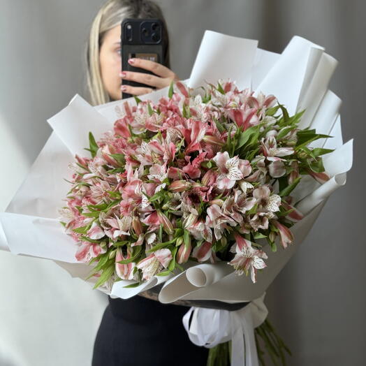 Большой букет свежей розовой и белой альстромерии!🌸