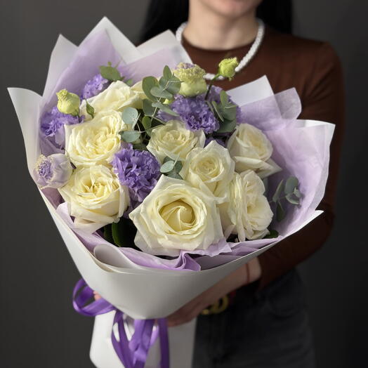 Нежный букет белые розы и лавандовая эустома + сладкий подарок 🎁