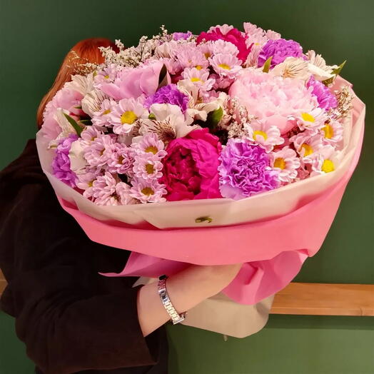 Букет из пионов , диантуса, сантины, альстермерии и лимониума