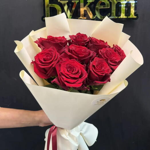 Букет из красных роз в оформлении 🌹