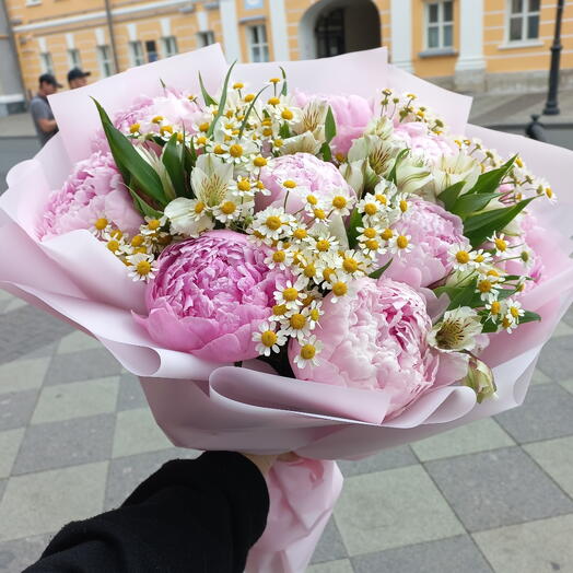 Пионы с танацетумом