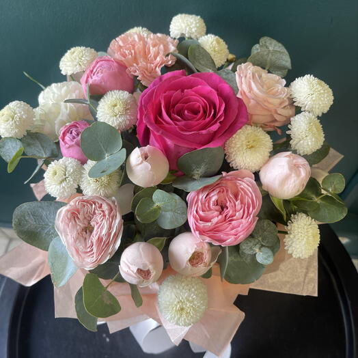 Композиция с розой Пинк Флойд, менсфилд, мадам бомбастик и диантусами