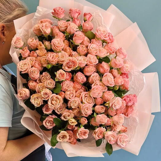 Букет из 25 пионовидных нежных кустовых роз