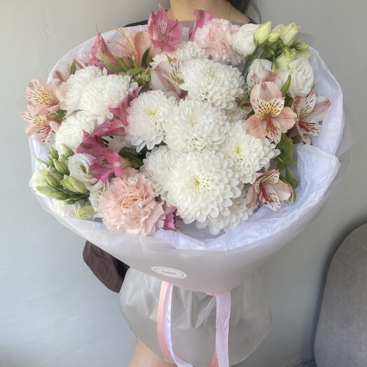 Букет «Безе» с кустовой хризантемой, альстромериями и диантусами🌸