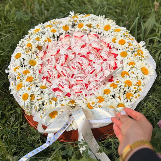 Композиция с конфетами и ромашками «Вместо тысячи слов...»