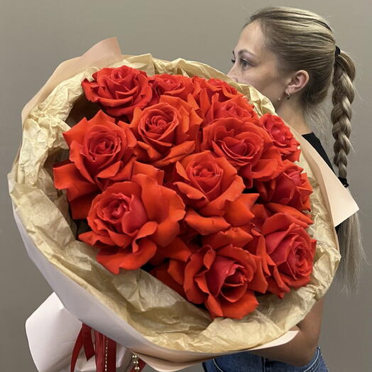 Букет из алых роз