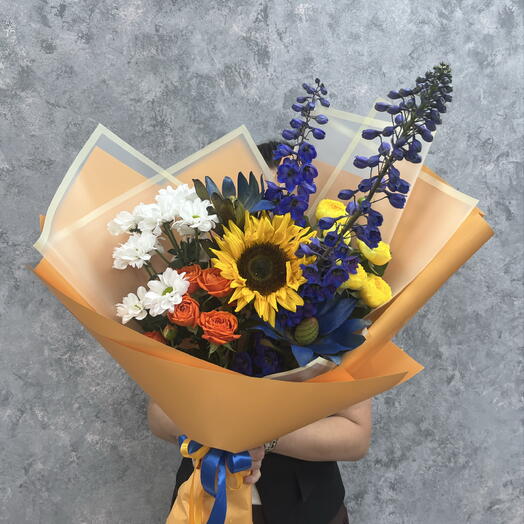 Яркий букет с подсолнухом и дельфиниумом