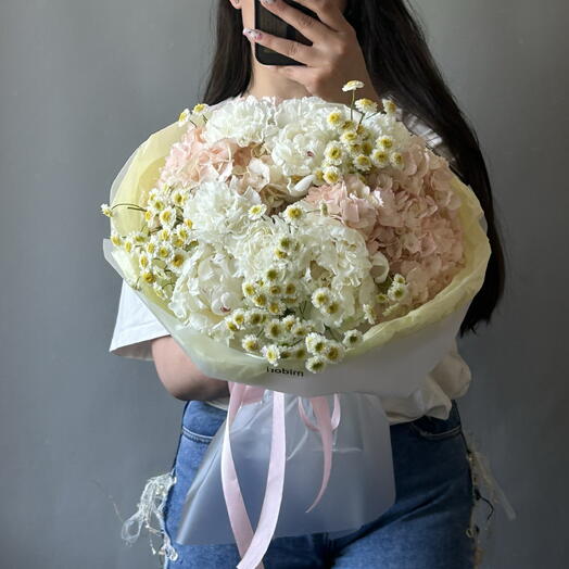 Букет с гортензией и пионами