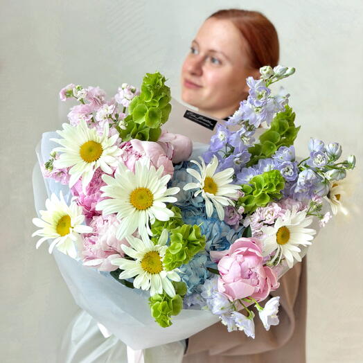 Летний букет с пионами и ромашками