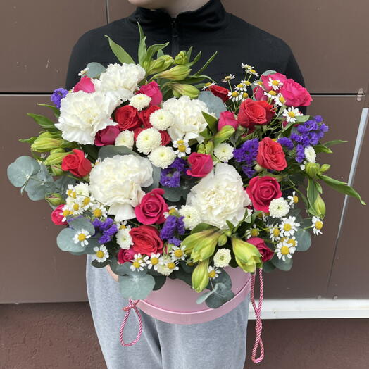 Коробка из кустовых роз , ромашек и диантуса