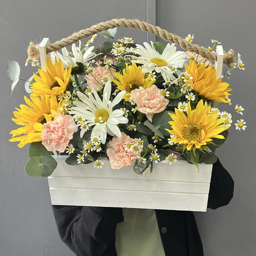 Подсолнухи, ромашка и диантусы в деревянном ящике 🤍💛🧡