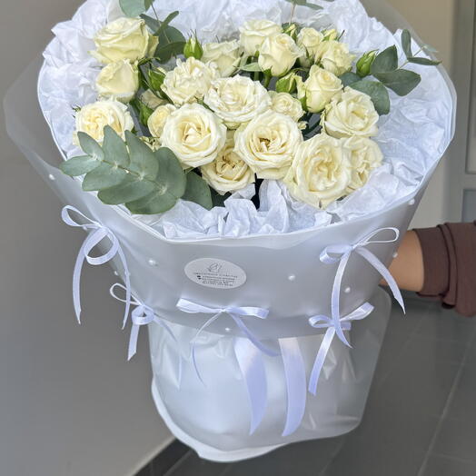 Букет из белых кустовых роз