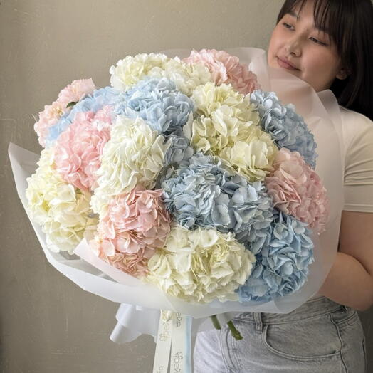 Роскошный букет гортензии + подарок от Vivienne Sabo — румяна MACARON