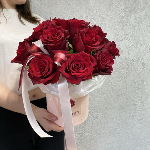 Композиция из 15 красных роз