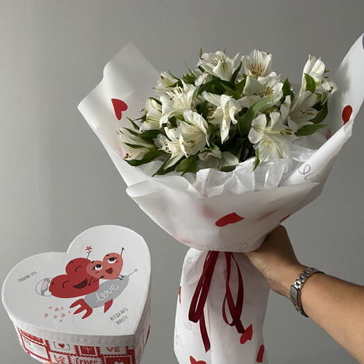 «Самой любимой» 🌷
Нежные Альстромерии и сердце Kinder box | Цветы и сладость