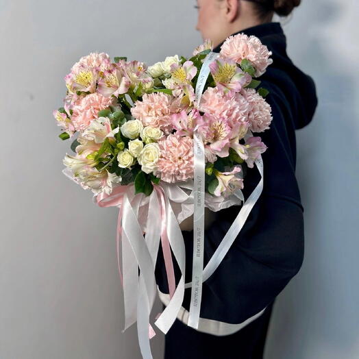 Коробка цветов ,, Нежная мечта,, с альстромерией, кустовой розой и диантусом