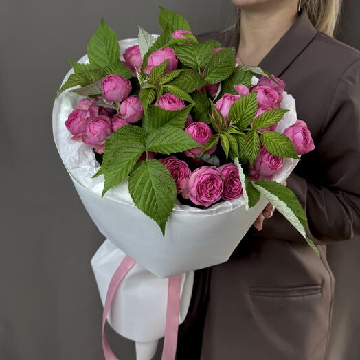 Розовые кустовые пионовидные розы и ветки малины