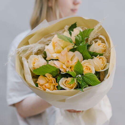Букет с персиковыми розами и ветками малины