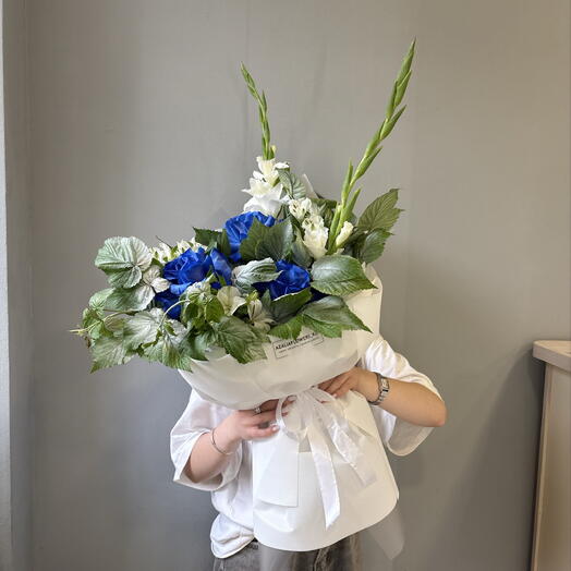 Букет из синих роз и малины💙