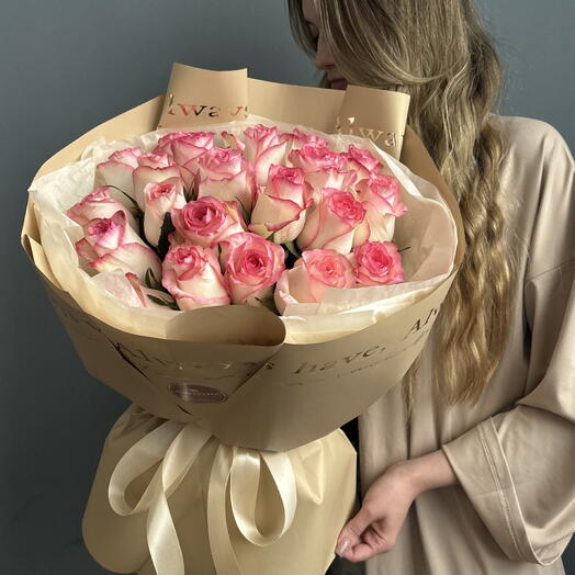 23 розовых кенийских роз