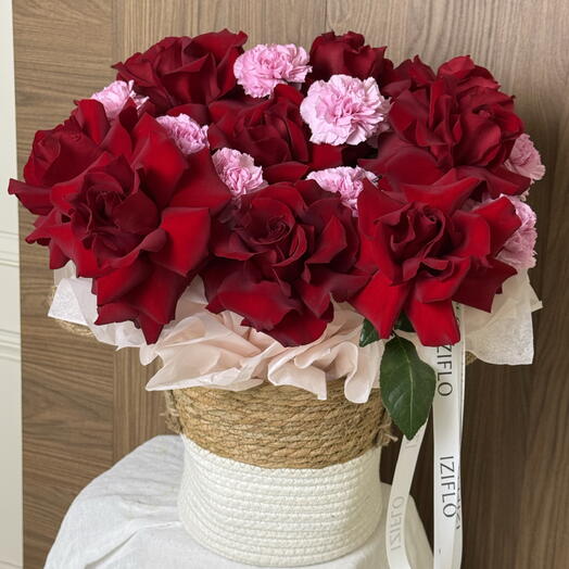 Французские красные розы с диантусами в корзине 🌹