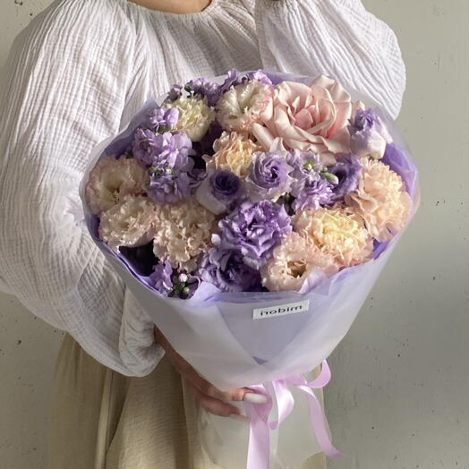 Букет с французской розой, лизиантусом и маттиолой 💜