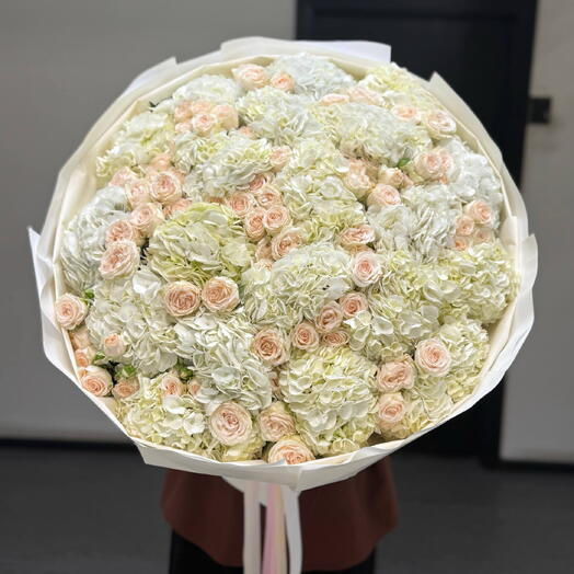 Гортензия белая с кустовой розой