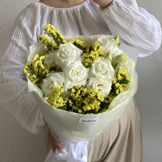 Букет с яркой статицей и нежным лизиантусом💛