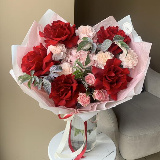 Букет «Грация» с алыми розами, гортензией, малиной и диантусами🌹