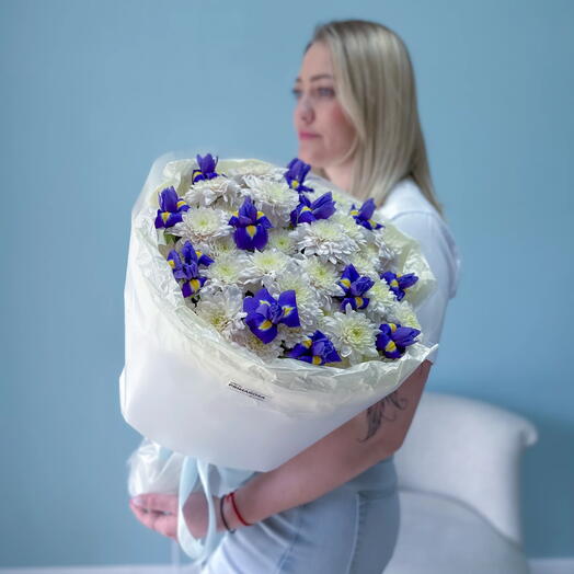 Букет из хризантем и ирисов «Синее небо» 💙🤍 39562