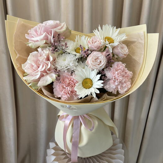 Букет с французскими розами, диантусами, кустовой розой и ромашками🌼